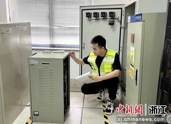 设备管理员陈俊宇检查配电柜。浙江交通集团高速公路温州管理中心 供图 设备管理员陈俊宇检查配电柜。浙江交通集团高速公路温州管理中心 供图
