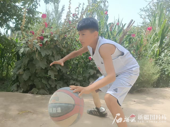 8月13日，麦麦提吐尔逊·艾尔肯正在自家院子练习运球。麦麦提艾力·艾尔肯摄5