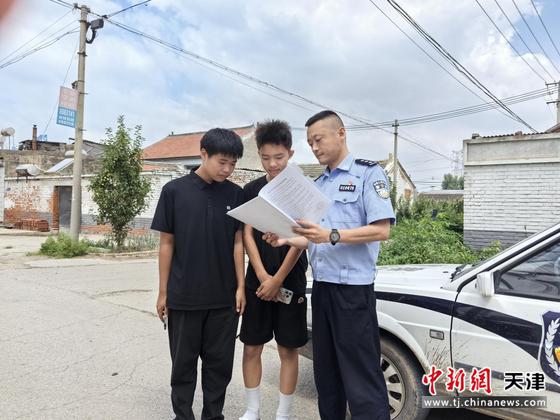 图为北京铁路公安局天津公安处唐山站派出所民警在沿线村庄向村民讲解爱路护路安全常识。（北京铁路公安局天津公安处供图）