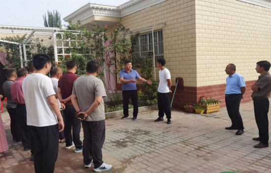 村民现场观摩并总结交流经验。