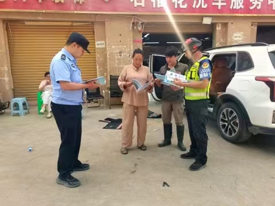 民警发放宣传单向群众现场普及网络诈骗的防范技巧e