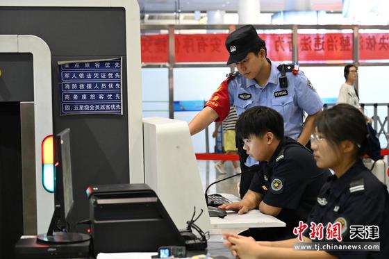图为北京铁路公安局天津公安处天津西站派出所民警在安检处检查指导安检工作。（北京铁路公安局天津公安处供图）