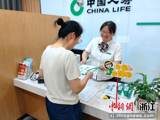 工作人员给客户讲解维权正规渠道。中国人寿寿险浙江分公司 供图 工作人员给客户讲解维权正规渠道。中国人寿寿险浙江分公司 供图