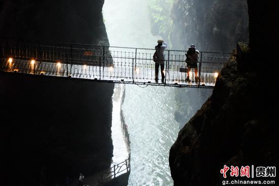 游客在奢渡河峡谷景区游玩。
