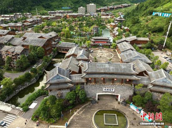 图为航拍道真中国傩城景区。(无人机照片)唐哲 摄