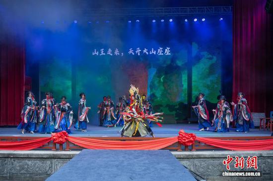 图为文艺表演。唐哲 摄