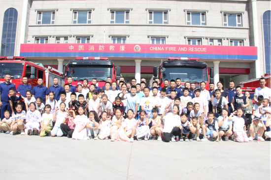 图为学生与消防员合影留念e