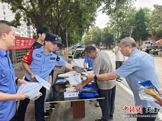 图为北京铁路公安局天津公安处唐山北站派出所民警联合车站工作人员在辖区社区开展爱路护路安全宣传教育。（北京铁路公安局天津公安处供图）