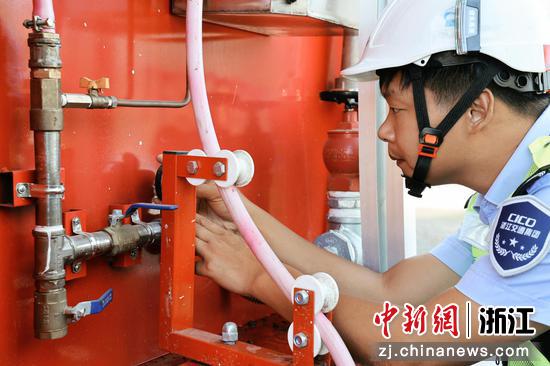 永嘉隧道所巡检员胡文锋记录消防设施测试数据。浙江交通集团高速公路温州管理中心 供图 永嘉隧道所巡检员胡文锋记录消防设施测试数据。浙江交通集团高速公路温州管理中心 供图