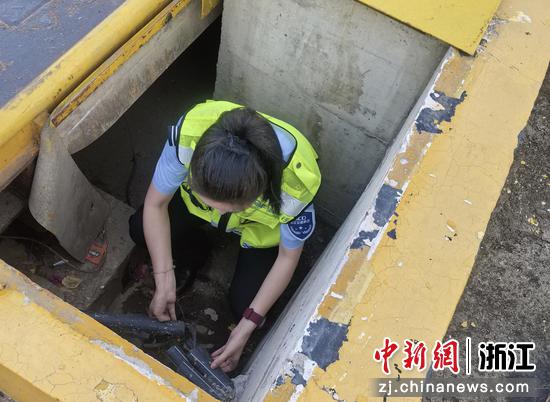 柯海珍用自制铁钩清理排水槽碎石。浙江交通集团高速公路温州管理中心 供图 柯海珍用自制铁钩清理排水槽碎石。浙江交通集团高速公路温州管理中心 供图