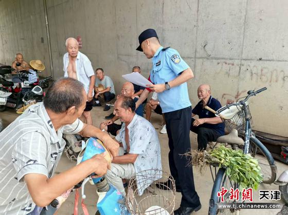 图为北京铁路公安局天津公安处唐山站派出所民警前往沿线村庄，向村民开展爱路护路宣传。（北京铁路公安局天津公安处供图）