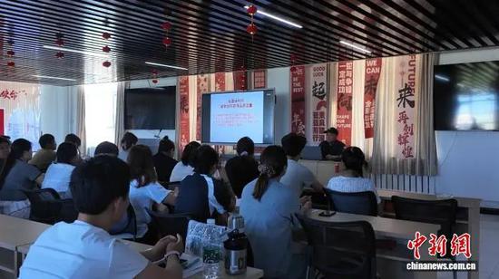 8月12日，新疆呼图壁县电子商务科技产业园正开展“电商推广课堂”。刘远 摄