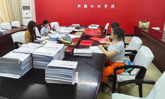 和田邮政工作人员在新疆和田学院做好高考录取通知书收寄工作。通讯员 王洁 摄