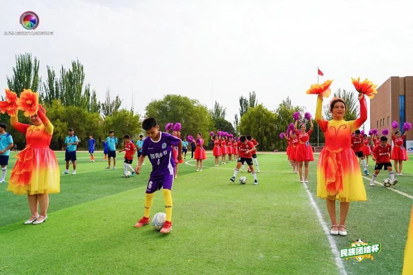 伽师县“民族团结杯”足球赛火热开赛 绿茵场上的团结乐章
