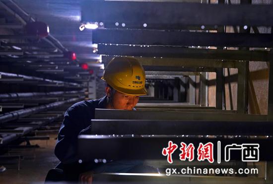 党员突击队、青年突击队开展防汛巡视检查工作。陆国辉 摄 党员突击队、青年突击队开展防汛巡视检查工作。陆国辉 摄