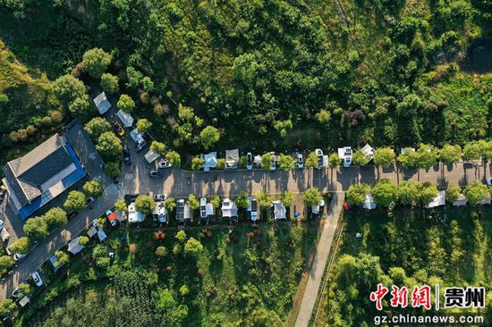 8月13日,游客在草海北坡公园露营避暑。(无人机照片)岳刚 摄 8月13日,游客在草海北坡公园露营避暑。(无人机照片)岳刚 摄