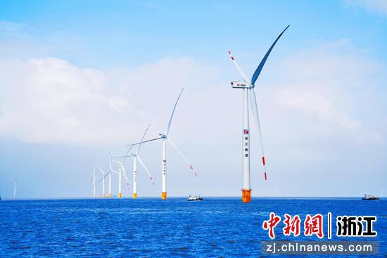 在杭州湾海域,风机群擎天而立输出绿色电能。 浙江新能 供图 在杭州湾海域,风机群擎天而立输出绿色电能。 浙江新能 供图