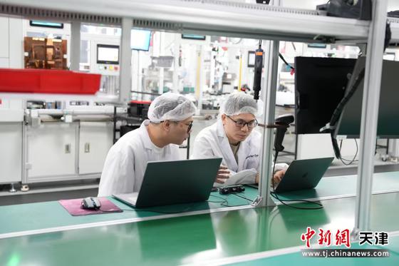  图为中科慧眼科研人员对产品进行算法测试。薛淳月 摄