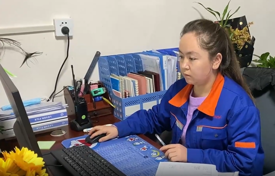 奴尔尼沙汗认真学习管理知识。