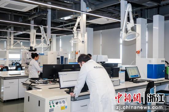 白马湖实验室科研人员正在进行实验。 白马湖实验室 供图 白马湖实验室科研人员正在进行实验。 白马湖实验室 供图