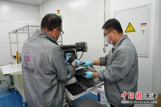 图为华神（天津）新能源工作人员进行成果转化试验。薛淳月 摄