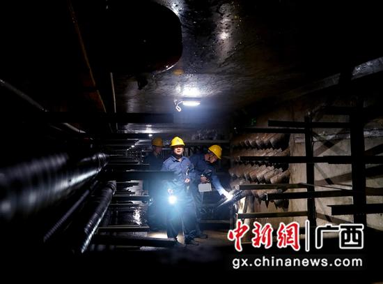 突击队开展防汛巡视检查工作。莫晓姣 摄 突击队开展防汛巡视检查工作。莫晓姣 摄