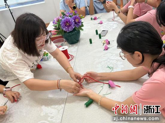 青年学子体验盘扣制作。善琏镇供图 青年学子体验盘扣制作。善琏镇供图