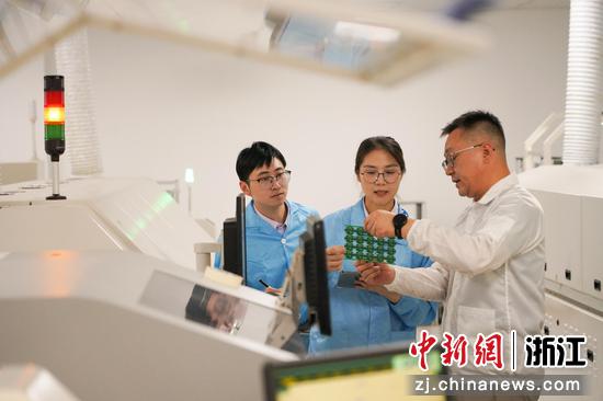 农行慈溪分行工作人员向浙江太阳洲电气科技有限公司管理人员了解生产经营情况。 戎雨筱 摄 农行慈溪分行工作人员向浙江太阳洲电气科技有限公司管理人员了解生产经营情况。 戎雨筱 摄