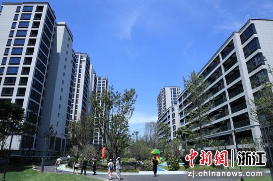 居民搬入新居。主办方供图 居民搬入新居。主办方供图