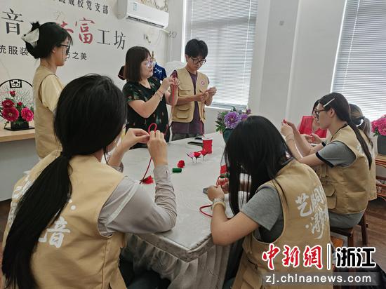 青年学子体验盘扣制作。善琏镇供图 青年学子体验盘扣制作。善琏镇供图