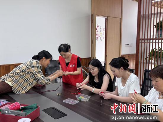 盘扣手工制作活动现场。善琏镇供图 盘扣手工制作活动现场。善琏镇供图