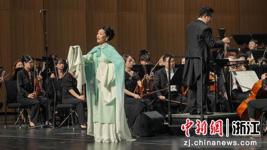 艺术家何赛飞演出剧照。主办方供图 艺术家何赛飞演出剧照。主办方供图