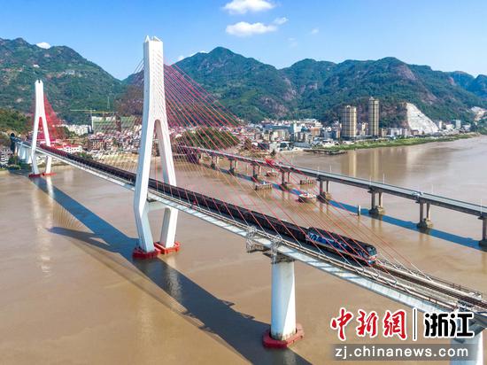 金温货运列车驶过乐清湾铁路瓯江特大桥。金温铁道公司 供图 金温货运列车驶过乐清湾铁路瓯江特大桥。金温铁道公司 供图