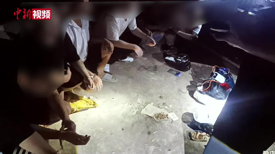 偷渡客藏身废弃猪圈 被广西移民管理警察“一锅端”
