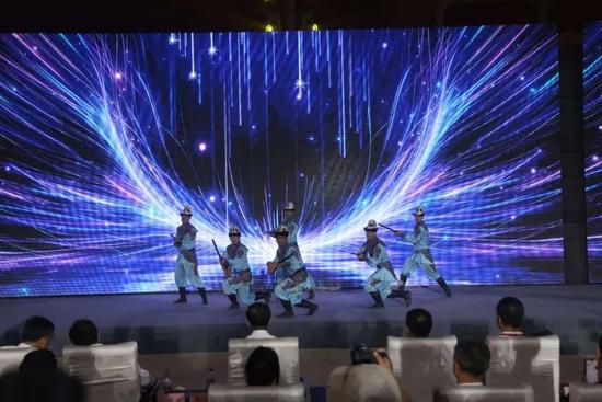 开幕式上精彩的歌舞表演。张亚辉 摄b