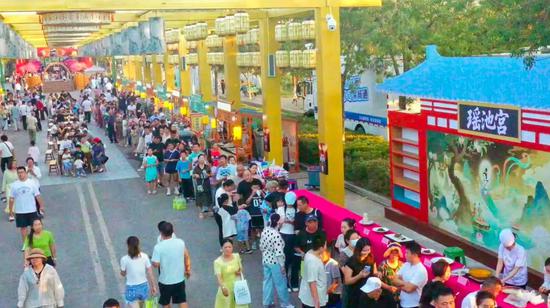 市民正排队品尝全驼宴。杨涛 摄6
