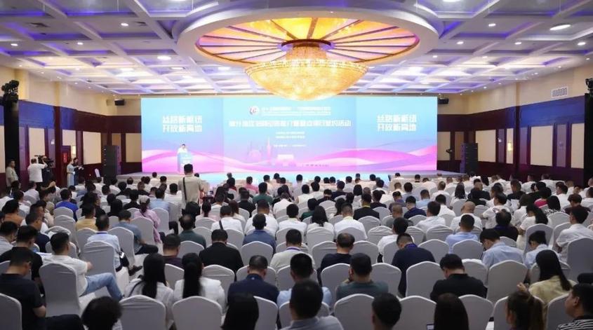 第十五届新疆喀什·中亚南亚商品交易会招商引资推介暨重点项目签约活动现场。喀什地区融媒体中心 记者余思民 摄