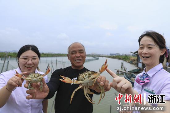 农行温州分行工作人员走访水产养殖场。 农行温州分行 供图 农行温州分行工作人员走访水产养殖场。 农行温州分行 供图