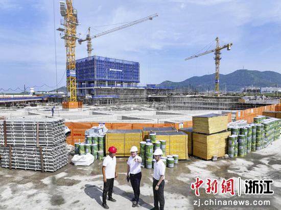 农行温州分行工作人员走访调研项目施工现场。 农行温州分行 供图 农行温州分行工作人员走访调研项目施工现场。 农行温州分行 供图