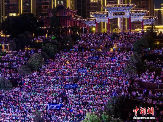 图为游客和市民在毕节市同心城市公园里观赏音乐季演出。罗大富 摄 图为游客和市民在毕节市同心城市公园里观赏音乐季演出。罗大富 摄