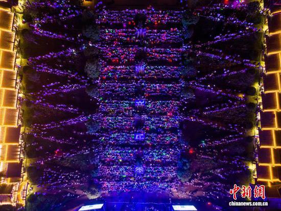 图为游客和市民在毕节市同心城市公园里观赏音乐季演出。罗大富 摄 图为游客和市民在毕节市同心城市公园里观赏音乐季演出。罗大富 摄