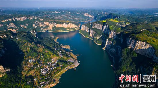 8月13日,航拍贵州省黔西市新仁苗族乡境内的乌江源百里画廊六冲河段。 8月13日,航拍贵州省黔西市新仁苗族乡境内的乌江源百里画廊六冲河段。