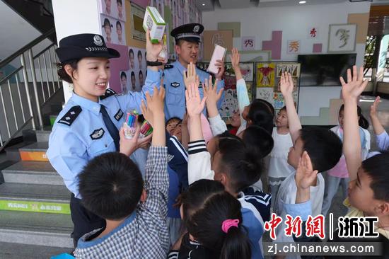 图为:铁路民警和小朋友互动。中新社发 贺瑞明 摄