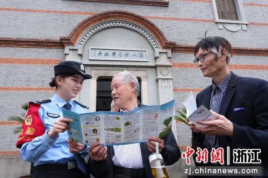 图为:铁路民警开展安全宣传。中新社发 贺瑞明 摄