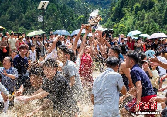 8月16日,贵州省黔东南苗族侗族自治州从江县刚边壮族乡举行稻田抓鸭子、捕田鱼比赛趣味活动,吸引众多村民和游客前来参观和体验,现场热闹非凡。近年来,从江县大力发展生态乡村旅游,推进农文旅深度融合发展。图为民众在稻田里参加抓鸭捕鱼趣味活动。罗京来 摄 8月16日,贵州省黔东南苗族侗族自治州从江县刚边壮族乡举行稻田抓鸭子、捕田鱼比赛趣味活动,吸引众多村民和游客前来参观和体验,现场热闹非凡。近年来,从江县大力发展生态乡村旅游,推进农文旅深度融合发展。图为民众在稻田里参加抓鸭捕鱼趣味活动。罗京来 摄