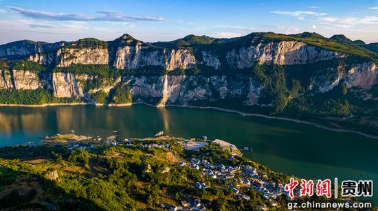 8月13日,航拍贵州省黔西市新仁苗族乡境内的乌江源百里画廊六冲河段。 8月13日,航拍贵州省黔西市新仁苗族乡境内的乌江源百里画廊六冲河段。