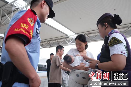 图为:乘警在站台执勤。中新社发 贺瑞明 摄