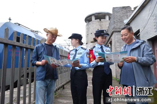 图为:铁路民警开展安全宣传。中新社发 贺瑞明 摄
