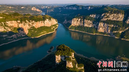 8月13日,航拍贵州省黔西市新仁苗族乡境内的乌江源百里画廊六冲河段。 8月13日,航拍贵州省黔西市新仁苗族乡境内的乌江源百里画廊六冲河段。