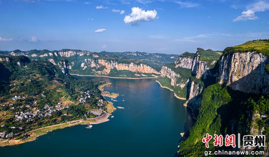 8月13日,航拍贵州省黔西市新仁苗族乡境内的乌江源百里画廊六冲河段。 8月13日,航拍贵州省黔西市新仁苗族乡境内的乌江源百里画廊六冲河段。